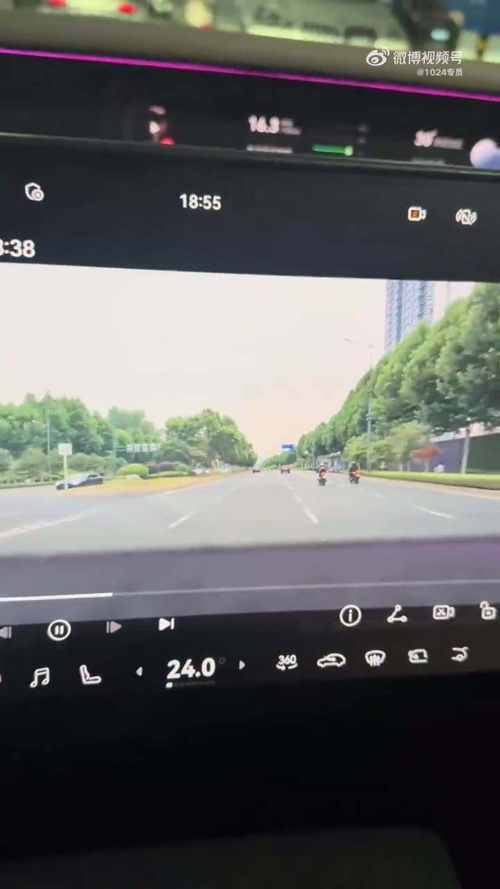 江苏南京，正常直行被网红女骑士敲窗户警告！！网红女骑士被扒出，目前已关闭评论区（视频 1/1）