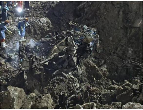 7月26日 重庆 彭水 山体崩塌灾害救援现场C区作业面，搜救人员发现了失联的客运中巴车残骸。在残骸内部及周边经过进一步搜寻和技术比对，现场已发现人体残骸，目前…