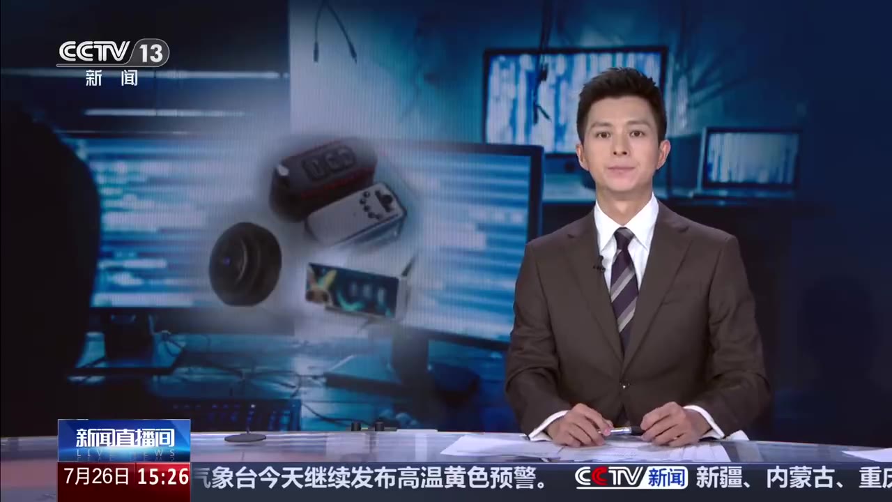 房东潜入出租屋装摄像头偷拍情侣 王女士和男友在北京丰台租住了一处房屋，可入住后，两人发现床铺正上方的天花板上有一个圆形的小孔。他们上前查看，发现里面隐藏了一个…