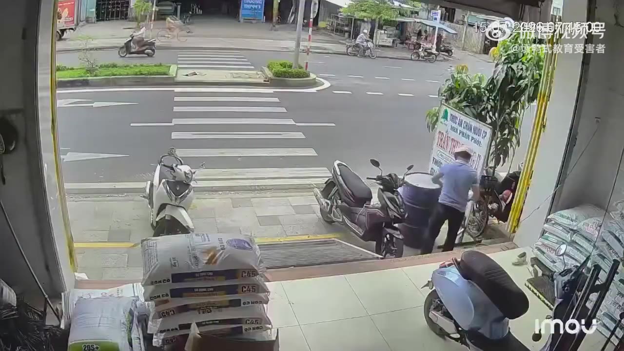 2026年7月15日 越南岘港市 一男子切割油桶时油桶爆炸 致手臂骨折（视频 1/1）