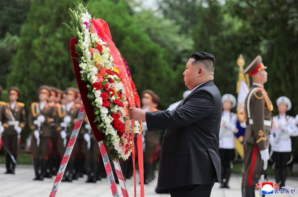 在朝鲜祖国解放战争胜利 73 周年之际，朝鲜劳动党总书记、国务委员长金正恩于 7 月 26 日前往位于朝鲜平安南道桧仓郡的中国人民志愿军烈士陵园，向烈士们表示…