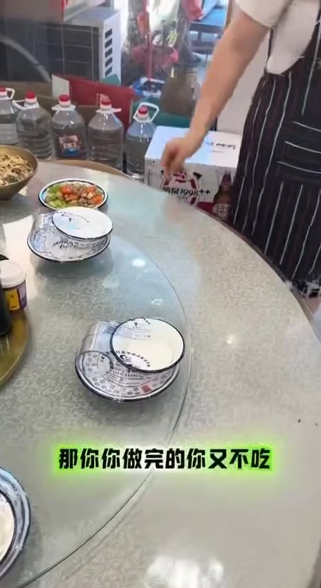 一名男子到饭店，表示没钱消费，店家心生善意，得知他不吃辣，特意免费给他做一碗牛肉面，还额外加鸡蛋，又上了一盘花生米，结果做好的牛肉面一口不动。老板又生气又无奈…
