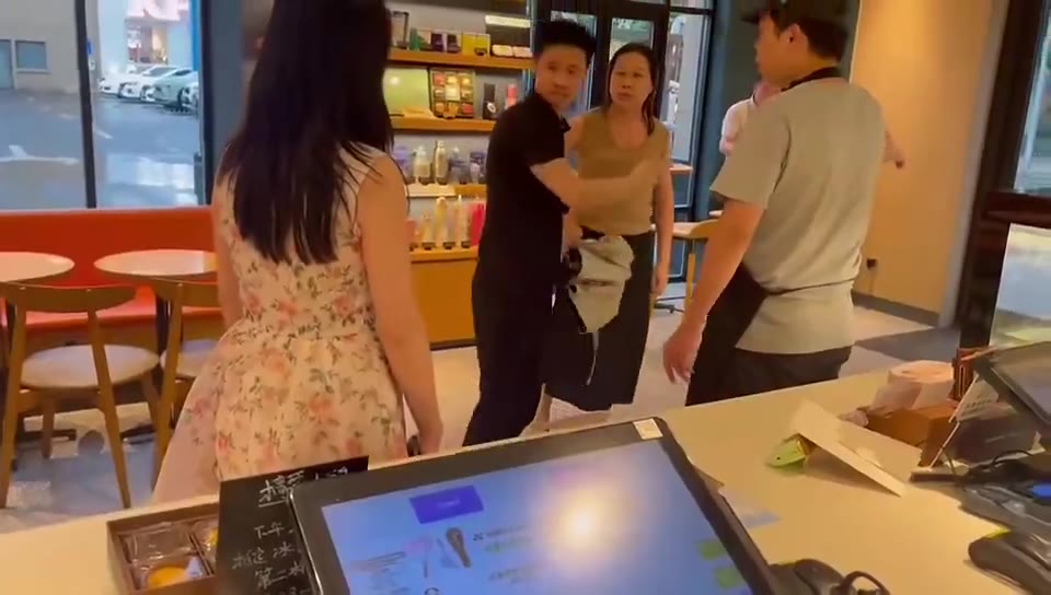 看样子原配在家里一定是强势惯了（视频 1/1）