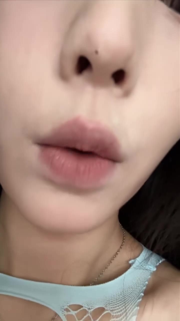 👄 亲亲你（视频 1/1）