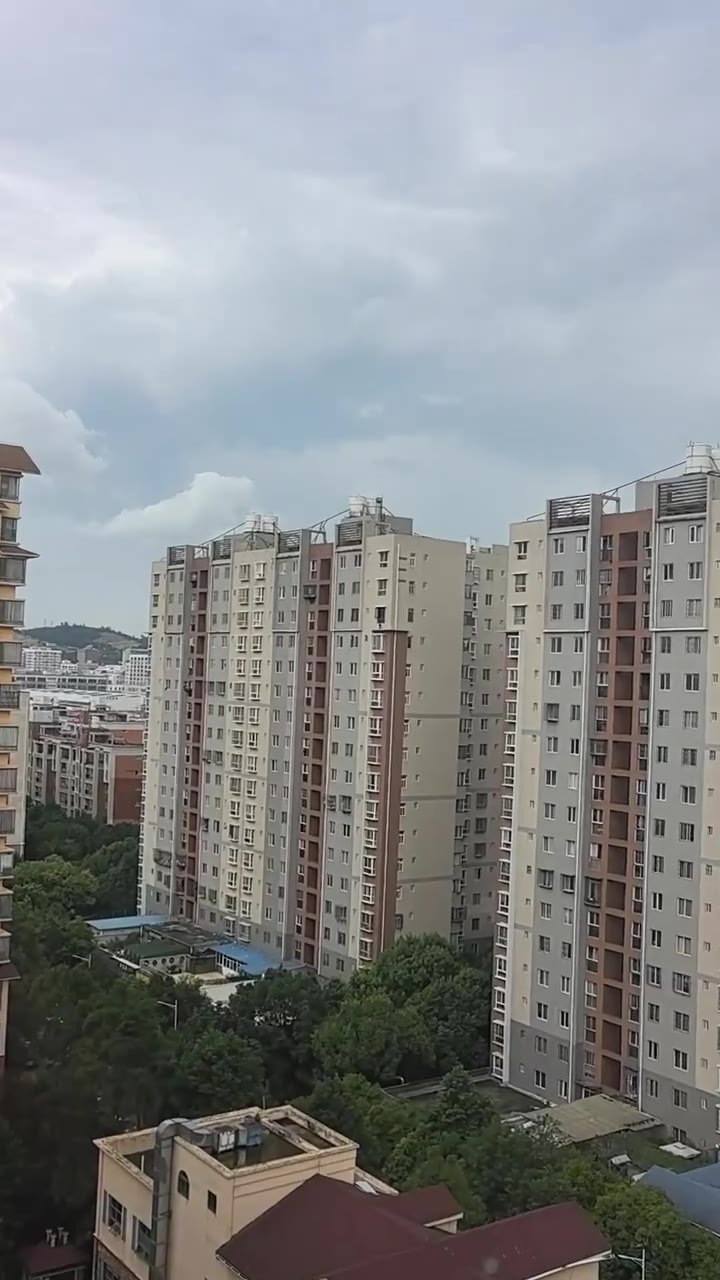 7月25，云南昆明 暑期各位家长千万不能掉以轻心，太危险了！ #儿童 #高层 冒险（视频 1/1）