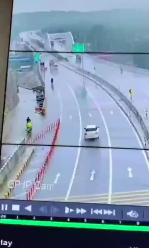 印度喀拉拉邦马拉普拉姆:一辆公交车失控侧滑了20多米,随后撞上辅路上的隔离带并发生侧翻。#车祸(视频 1/1)