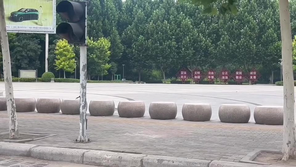 这鸟在玩微信小游戏“跳一跳”？（视频 1/1）