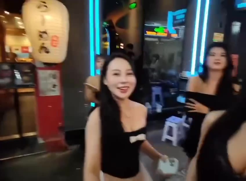 越南胡志明特有的风俗街，每位女性服务都超级热情，也是当地的旅游支柱产业，号称只要处男去玩几天，再大的“讨好女性”思维都会消失，对女性直接完成祛魅，是处男力工旅…