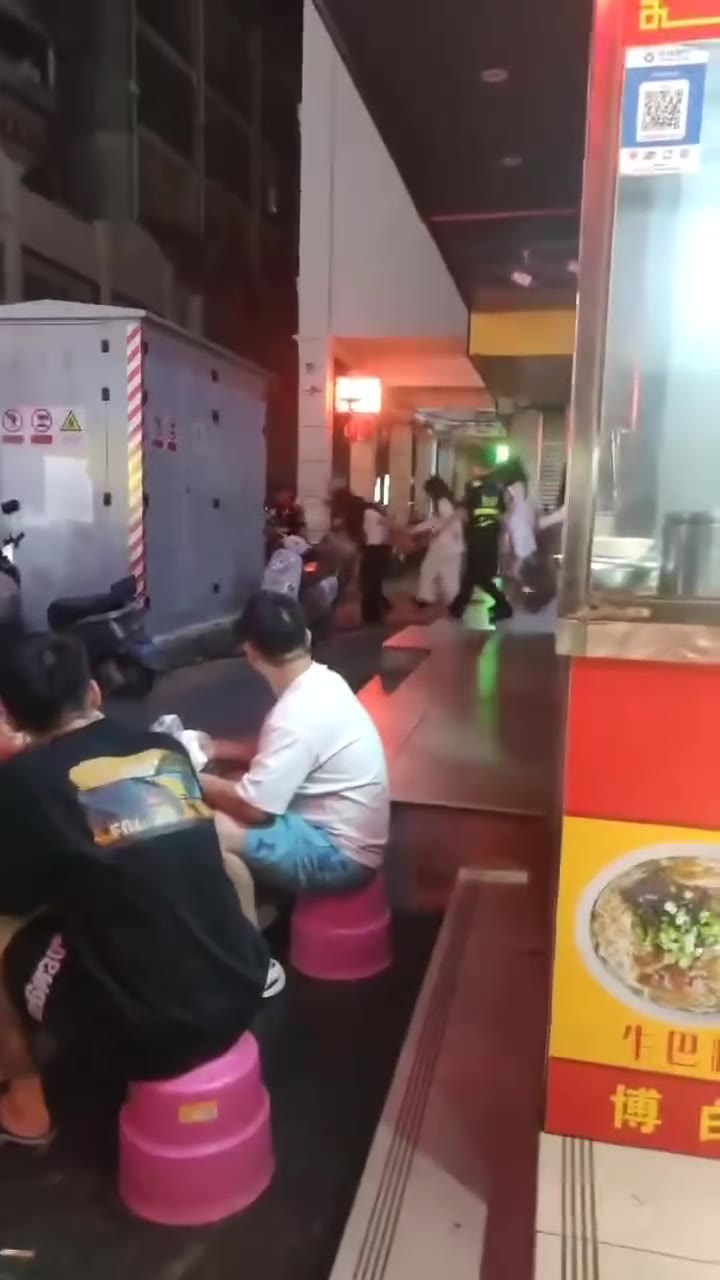 公主请上车 #扫黄 😂（视频 1/2）