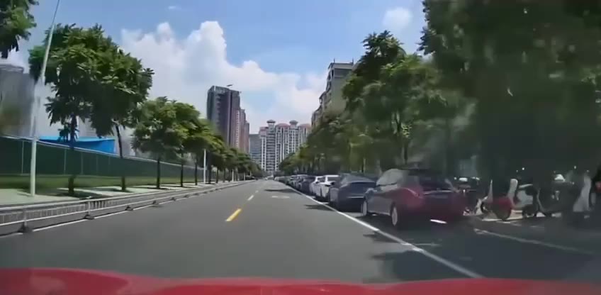 #外卖员 突然出现 #车祸 要赔钱吗 ？（视频 1/1）