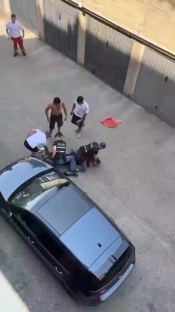 🇮🇹 一名42岁的男子在意大利博洛尼亚市因警察向其喷洒辣椒水并将其按倒在地后死亡。此前，该男子被目击到大声叫喊并行为异常。 他的死引发了抗议活动，随后抗议活动…