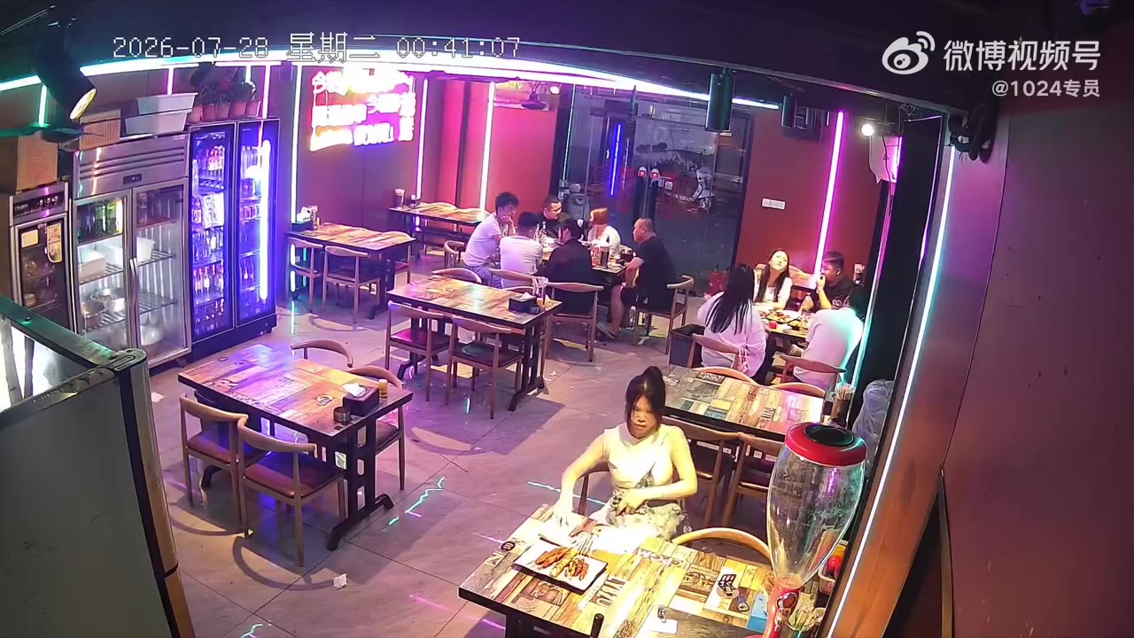 抓起烧烤就走了，也不要个打包盒！这位美女是逃单还是忘记付钱了？（视频 1/1）