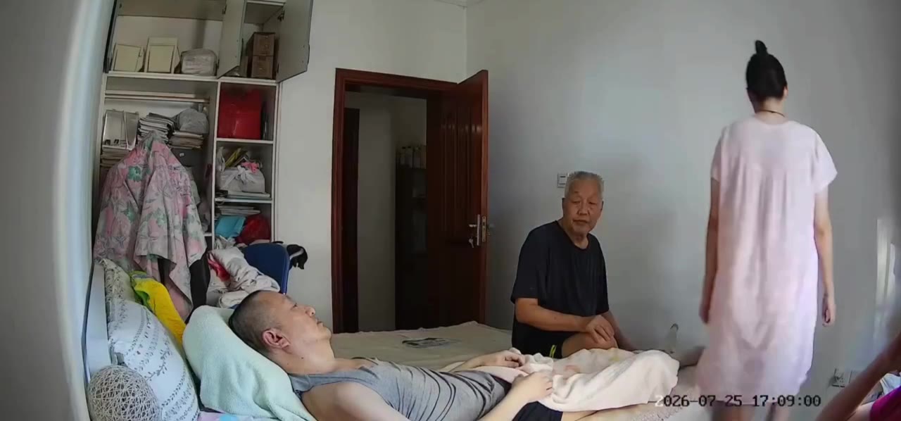 丈夫得了多系统萎缩，不能自理，孩子上高中，公公担忧将来养老问题，要钱回家养老 自己瘫痪在床，亲爹先背叛了自己（视频 1/1）