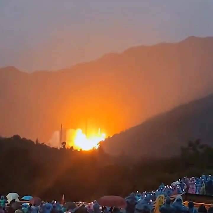 一道闪电击中了中国“长征-3B”火箭，这发生在火箭从四川卫星发射中心发射升空后的几秒钟。 中国 🇨🇳 #航天 尽管发生了强烈的放电，运载火箭仍然按照正常程序继…