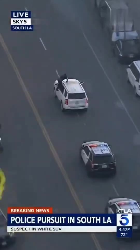 洛杉矶南部的一场高速警匪追逐战中，一名嫌疑人从行驶中的SUV车窗爬到了车顶，在惊心动魄的追捕过程中似乎还在挑衅警员。这一罕见场景被全程直播。（视频 1/1）