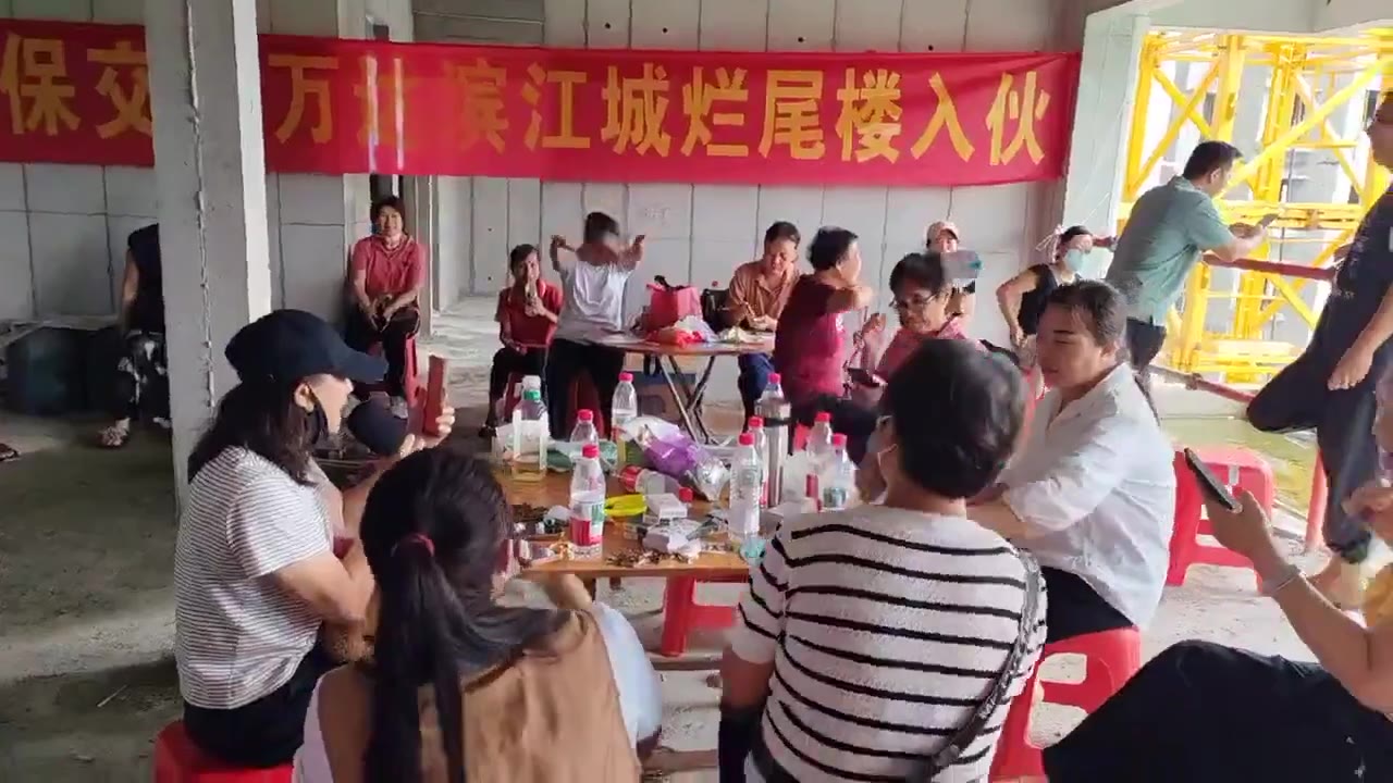 网友投稿：广西梧州万达滨江城多位业主在烂尾楼内举办“入伙酒”，高唱红歌，现场有多名警察在一旁戒备。另有视频显示，当晚现场增派了更多警力。 #烂尾楼 唱歌 革命…