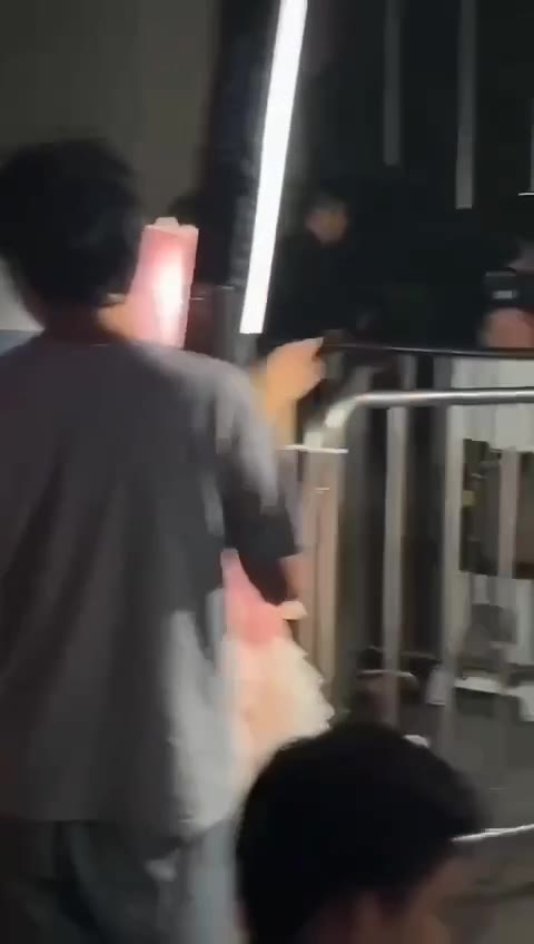 #漫展 好骚哦 喷她（视频 1/2）