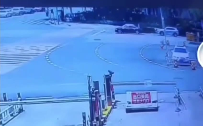 #极速飞车 这么快速度要让老命 #车祸（视频 1/2）