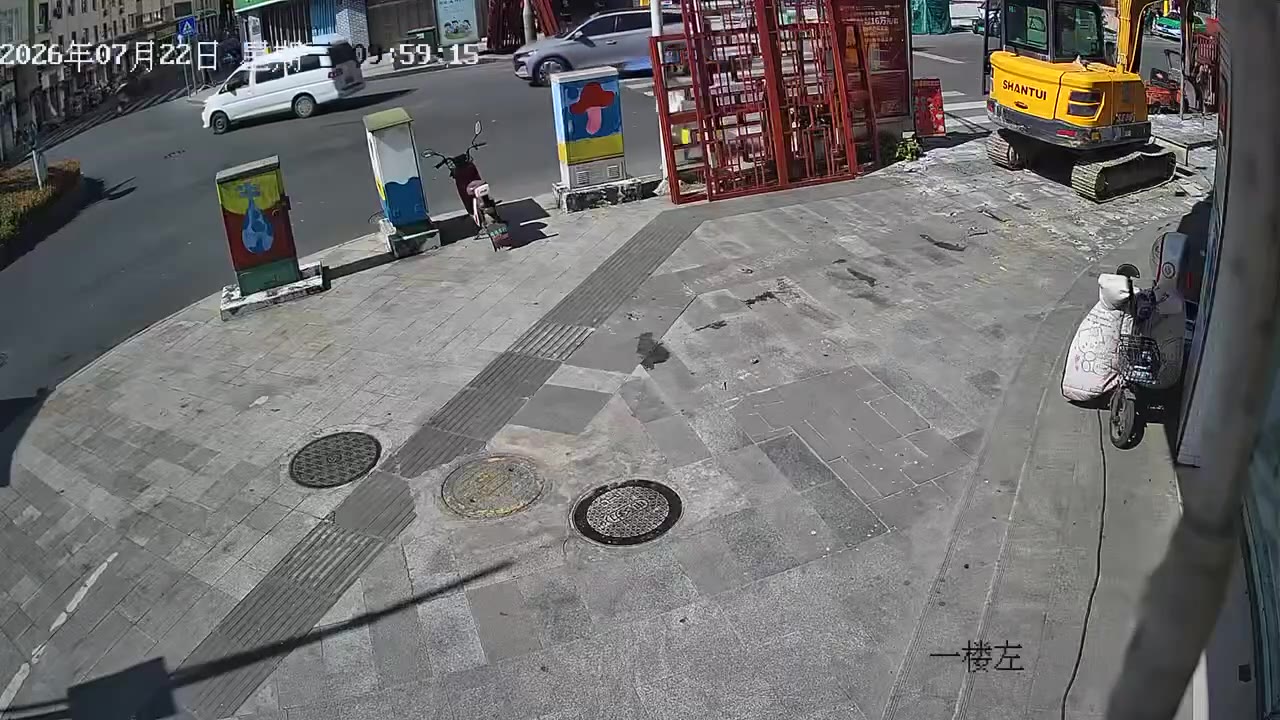 #货车 右拐 挤一挤 ？ #车祸 #命大（视频 1/1）