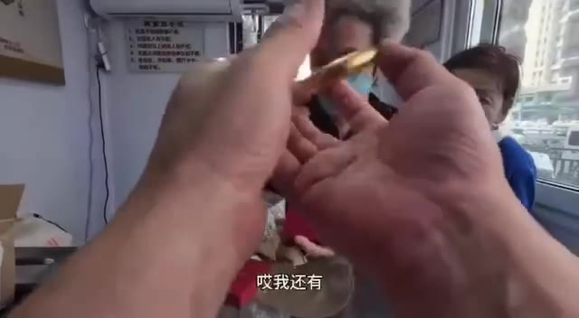黄金回收博主店里发生的一幕，看完心里五味杂陈。一位阿姨的儿子重病住院，急需一大笔手术费。阿姨救子心切，拿出自己多年前花几万块买下的黄金手镯，打算变现凑医药费。…