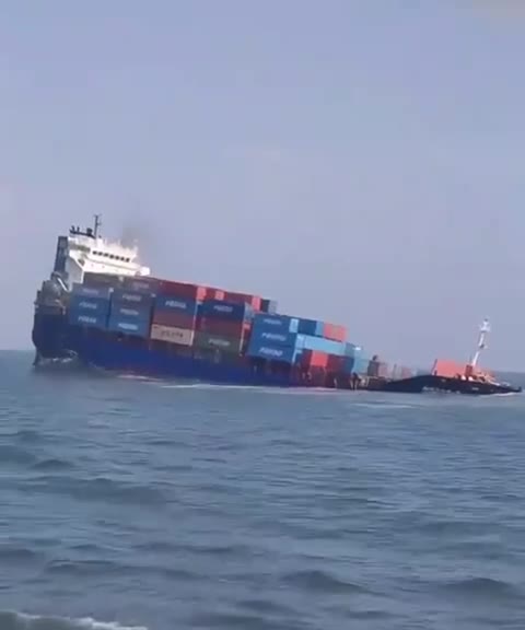 黑海海域一艘俄罗斯“亚尼娜”号货轮集装箱船被乌军海宝宝击沉（视频 1/1）