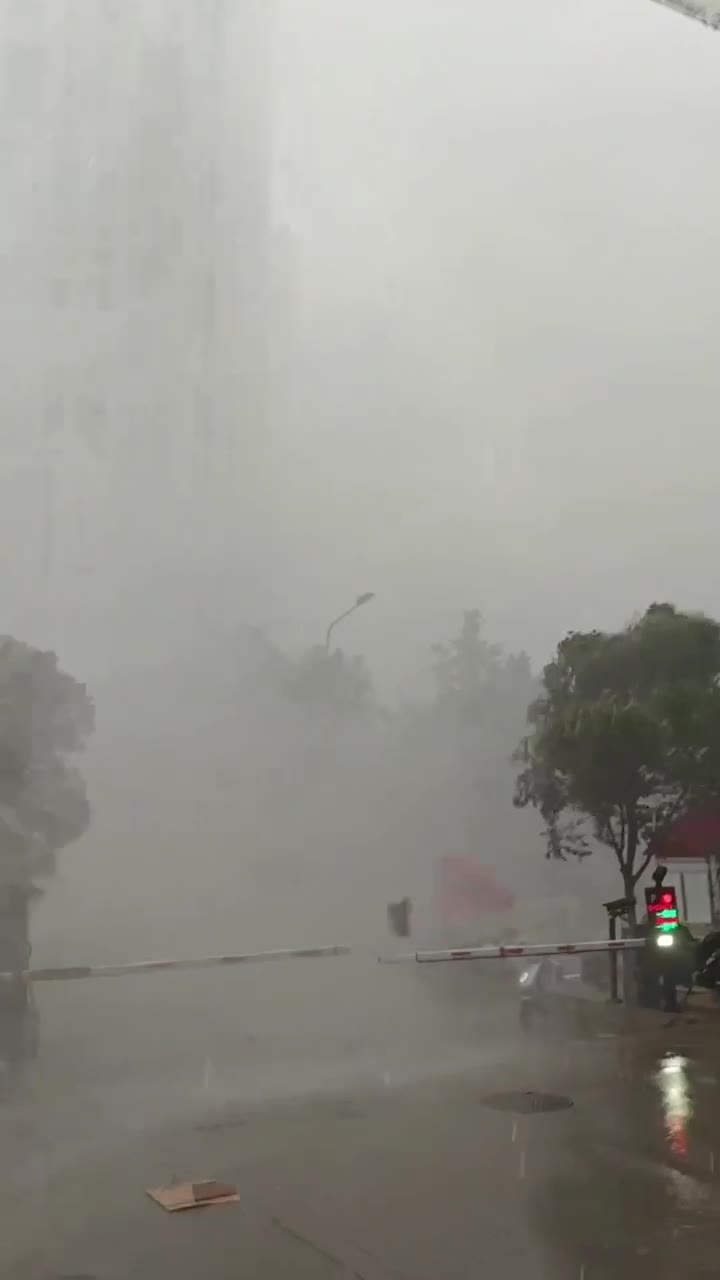 7月21，傍晚前后，暴雨过后的西安，建章路全线瘫痪 #恶劣天气 大风 🌬️ （视频 1/7）