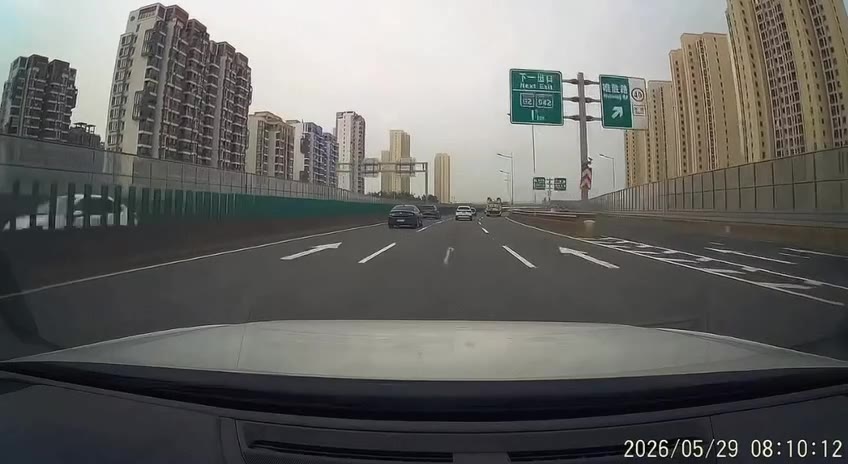 这咋还崴脚了 #别车 超车 #车祸（视频 1/1）