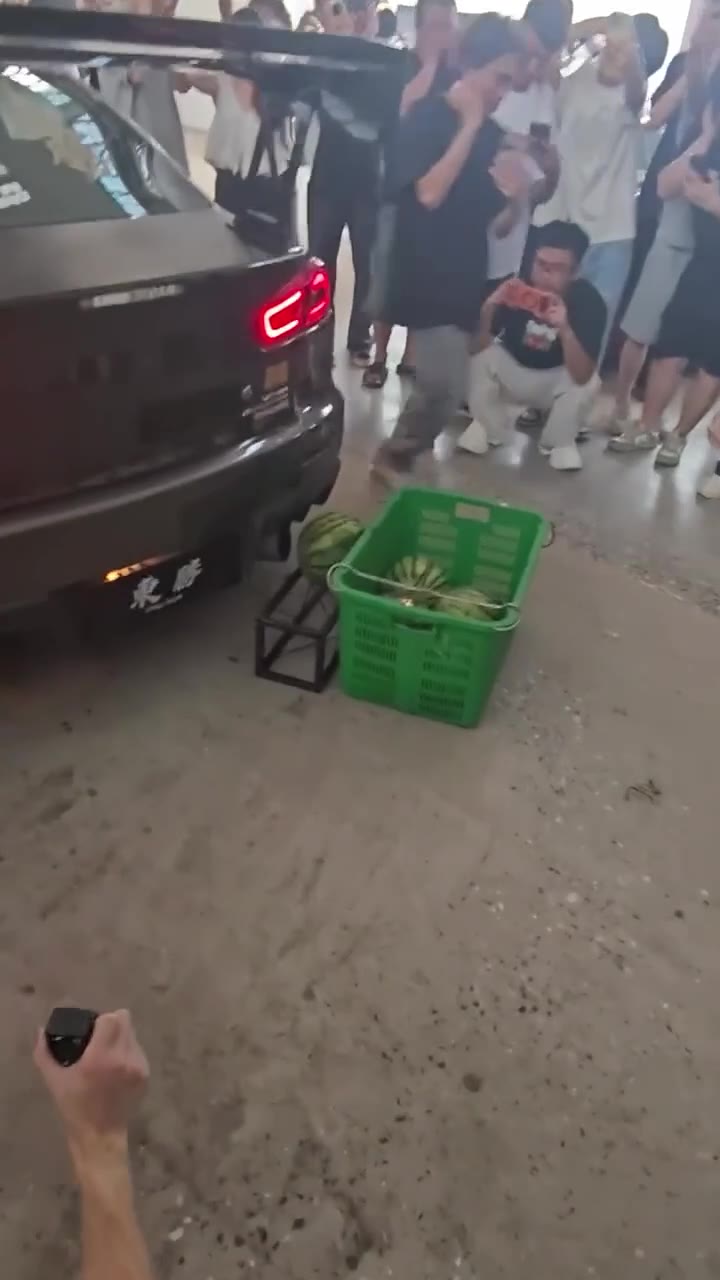 排气管 爆西瓜 🍉（视频 1/1）