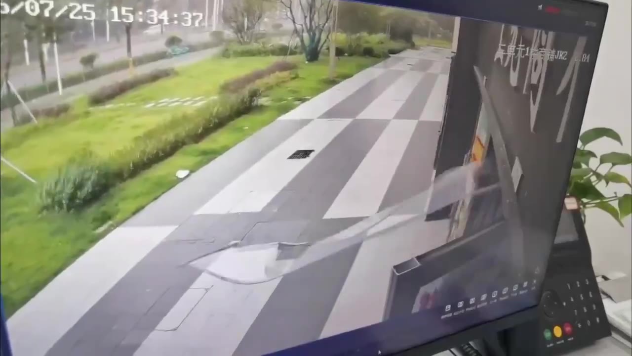 7月25日 台风“红霞”登陆后，一名幼童在儿童床上被强风从屋内带出。婴儿床 吹走（视频 1/1）