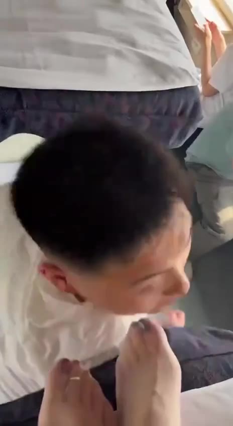 在卧铺火车上旅行的女子，发现自己的脚被下铺男子偷偷试图嗅闻时，男子多次重复同样的动作 #恋足 闻脚🦶（视频 1/1）