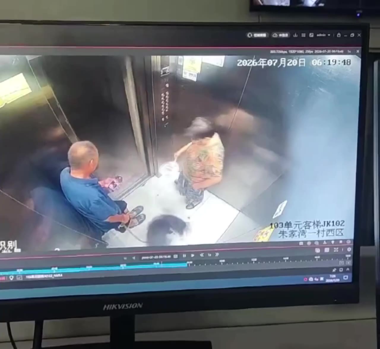 7月20日 江苏江阴，一位大爷牵着自家宠物狗乘坐单元电梯，乘梯过程中，有一位大妈带着狗狗在楼层开门下梯，大爷的小狗被同类吸引，也跟着跑出了轿厢。 当时大爷正低…