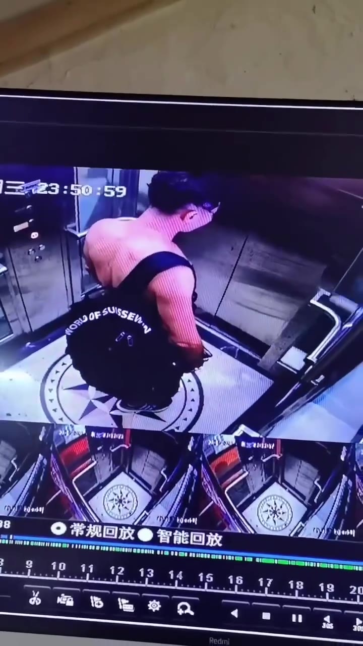 #暴打 男小三 ？这么壮是不是个健身教练啊 #打男人 #彻底疯狂 #电梯 （感觉多半是绿了，不然这样揍你？）（视频 1/1）