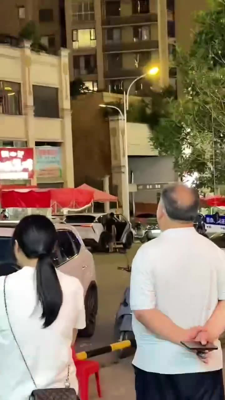 贵州，可怜的男人到底经历了什么 这男的脾气真好 都这样了 拳头都没捏 #打男人 😎（视频 1/1）