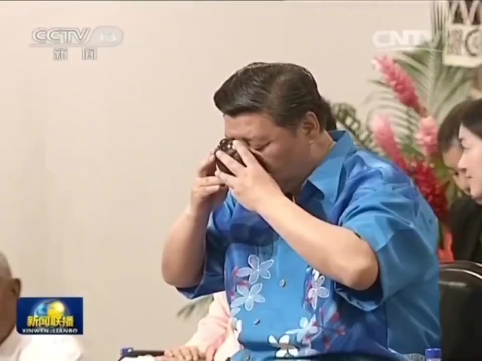 以防你没见过 习近平 穿花里胡哨的短袖 2014年11月21日，地点是斐济楠迪，国家主席习近平出席斐济总理姆拜尼马拉马举办的传统欢迎仪式，按照斐济当地习俗饮用…