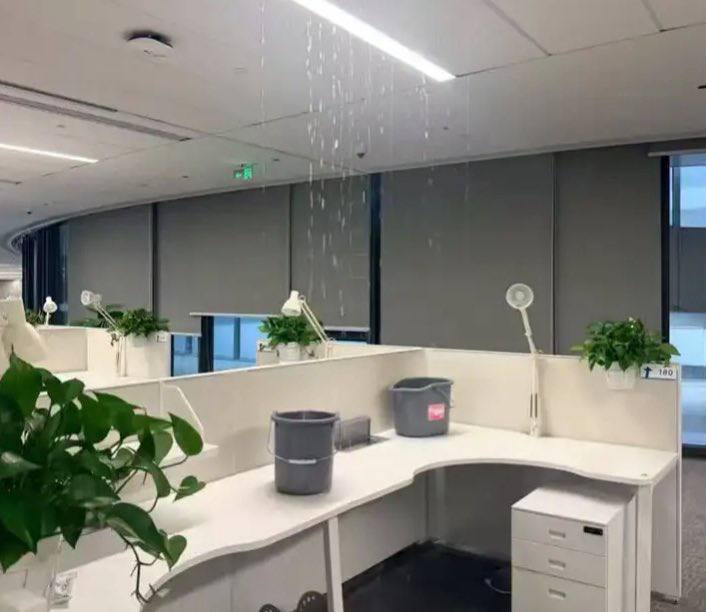 腾讯新总部"企鹅岛"：319亿的厚望，被一场暴雨浇成"水帘洞" 马岩松操刀的异形设计、未来科技城的愿景，员工和业界都满怀期待。 然而，2026年7月深圳一场特…