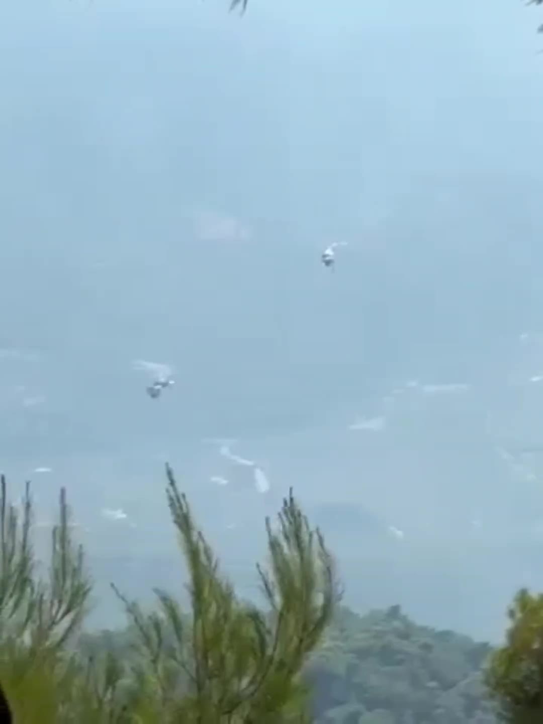 昨天，希腊雅典以西的阿提卡半岛，两架灭火直升机发生空中相撞，一架直升机坠毁。飞行员是罗马尼亚人，协调员是希腊人。伤亡情况暂未公布。（视频 1/1）