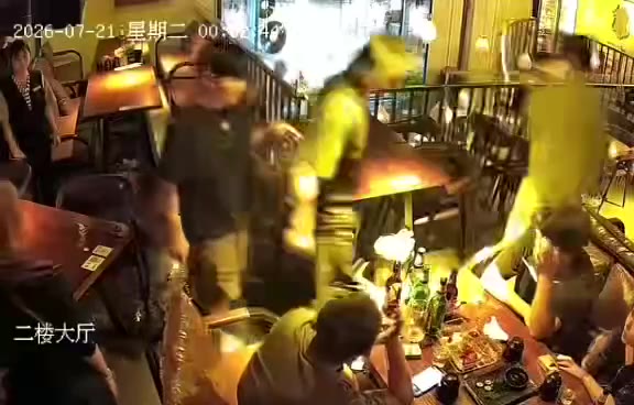 右边吃饭的招谁惹谁了 #餐桌冲突 干！（视频 1/1）