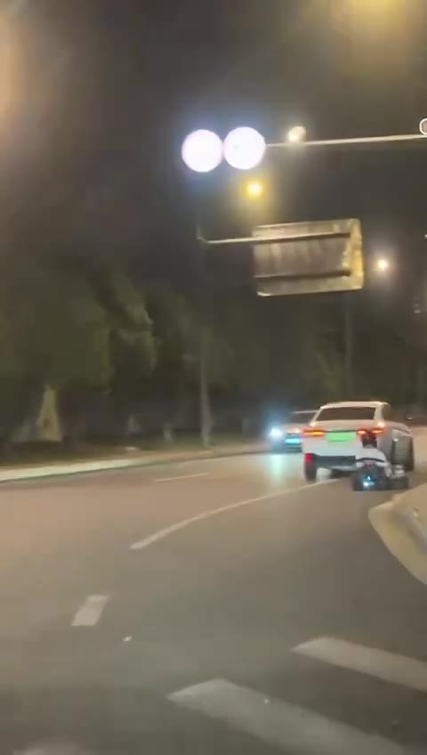 就差一点，太危险了！！！ 29日晚，江苏无锡。网友发布：大马路上开卡丁车？不要命了吗？！（视频 1/1）