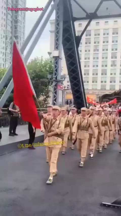 🇨🇳🇰🇵7月27日，中国和朝鲜在鸭绿江大桥举行朝鲜战争停战纪念活动。 这一天是1953年《朝鲜停战协定》签署纪念日。朝鲜将其称为“祖国解放战争胜利日”，中国一…