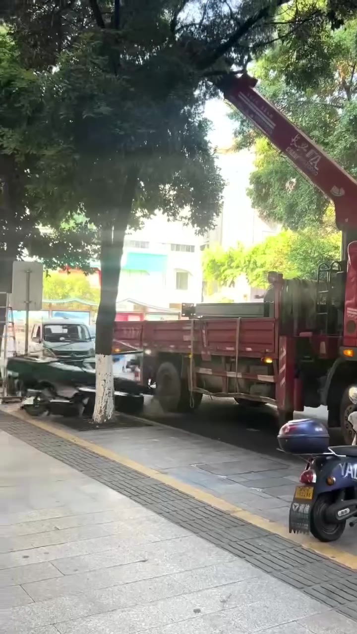 乐山，送顾客出门的时候，亲眼看到了一场意外——真的是突如其来，一点预兆都没有，还好人无大碍。#砸人（视频 1/1）