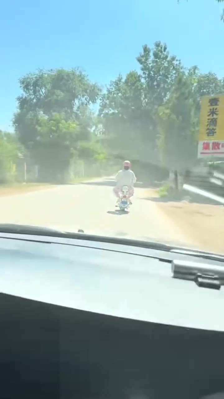 🤣 分心驾驶 下回注意 😂（视频 1/1）