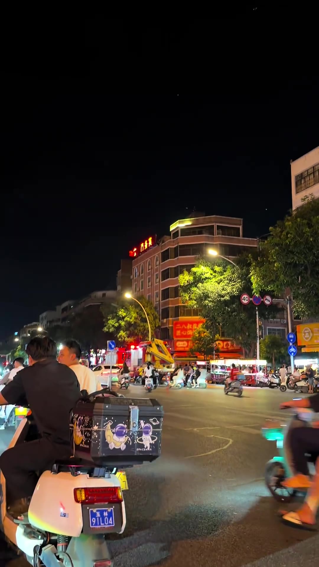 生命可贵~玉林市清宁路某宾馆，有人坐在楼顶上。生命可贵，有什么事都可以商量，千万别想不开。（视频 1/5）