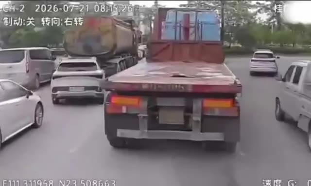 #货车 #拖车 右拐 #车祸 惨遭碾压 ！ （视频 1/1）