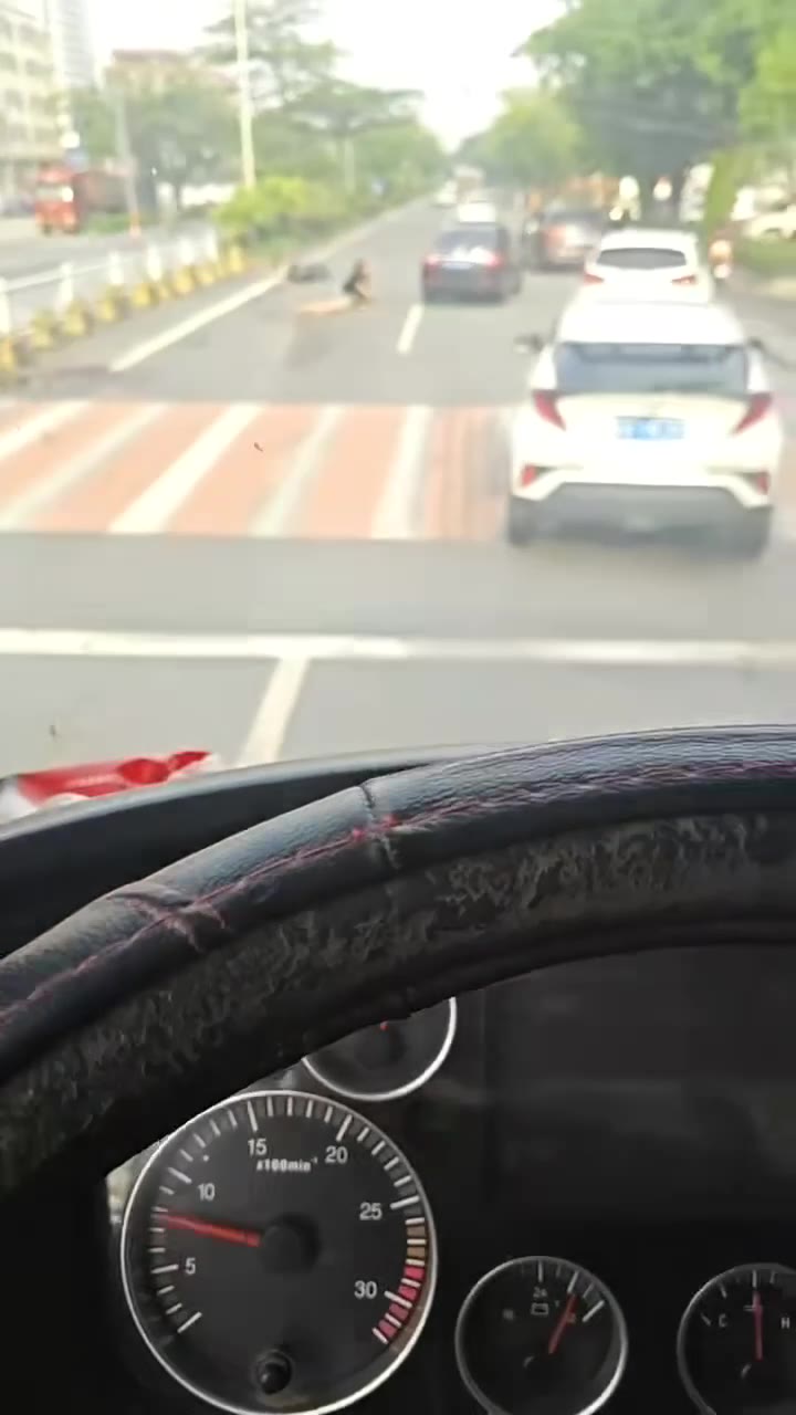 #车祸 但愿人没事 🥲（视频 1/2）