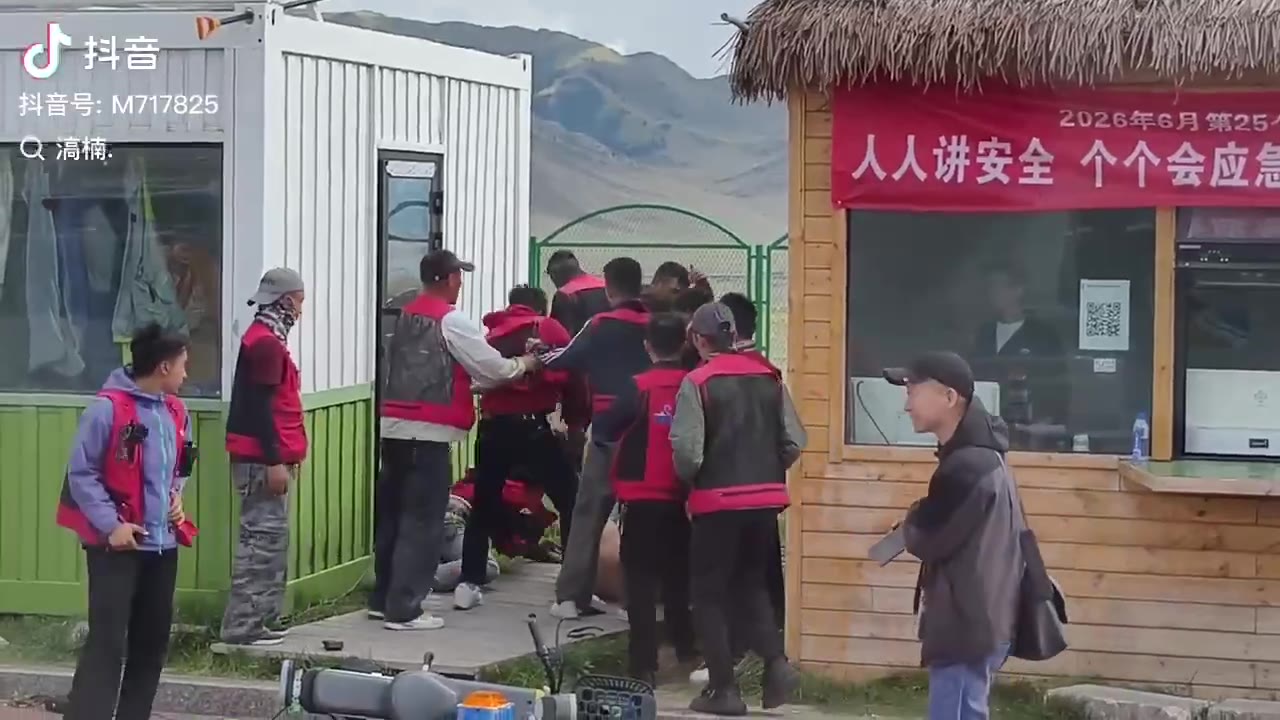 新疆赛里木湖景区工作人员群殴司机 被打司机抖音：https://v.douyin.com/T9KCi3lFpcU/ 赛里木湖景区回应：https://mp.w…