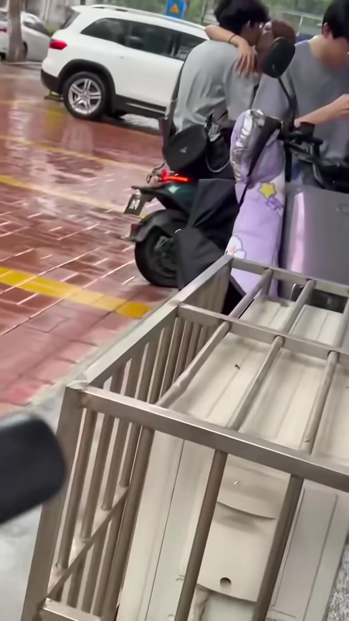 情侣 #亲嘴 #gay #亲嘴（视频 1/2）