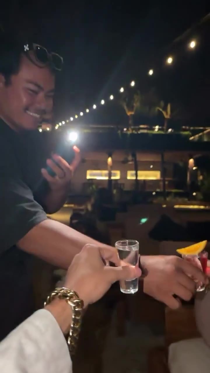 这报警都没用啊，这个游客在巴厘岛的酒吧和几个陌生美女喝酒 酒过三巡后美女要加 ins，男子把手机递过去后，美女偷偷将他钱包的 189枚 SOL 全部转走，男子…