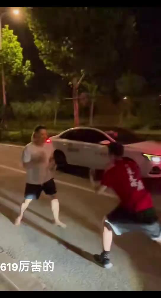 装逼遇到专业的😂😂警察还当裁判 #洋麻雀 #拳击 #打人（视频 1/1）