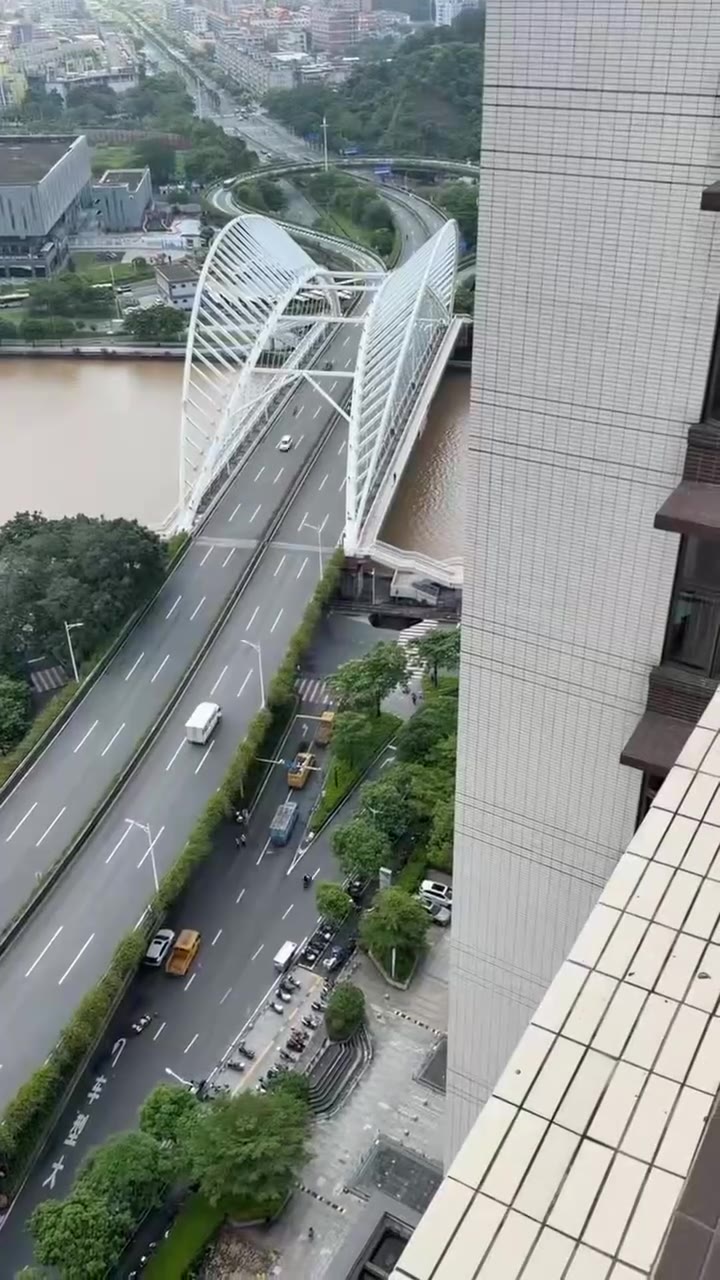 22日，广东江门，一路段突发坍塌，无人员伤亡工作人员：巡查时发现下陷，当即进行围蔽，正在排查原因 #地陷（视频 1/2）
