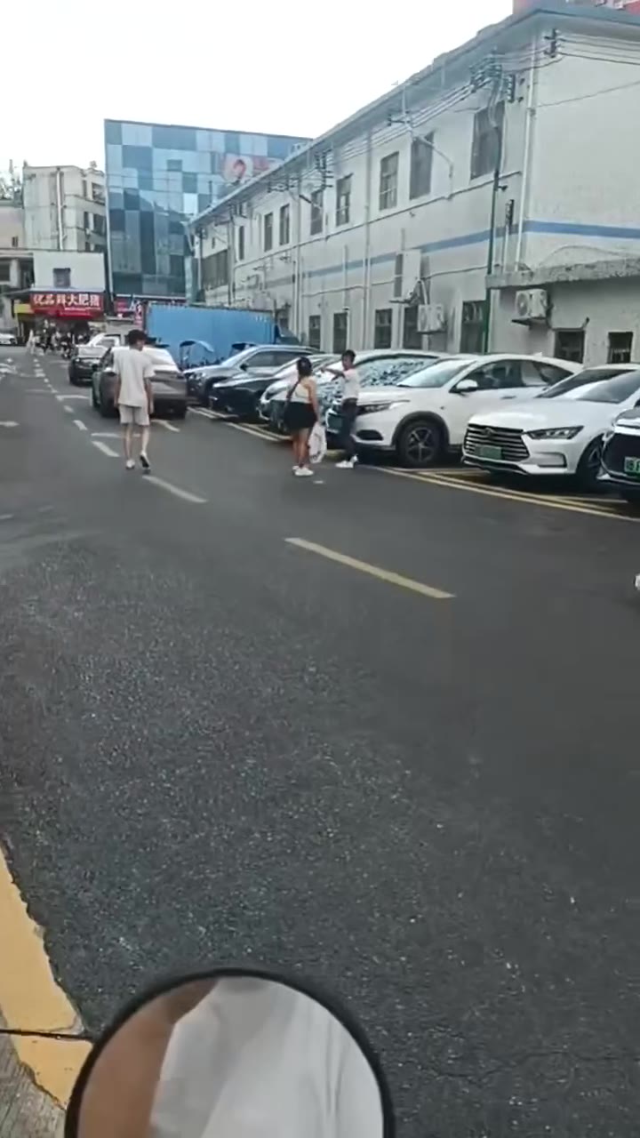 深圳，今上午9点半打架一幕！#打女人（视频 1/1）